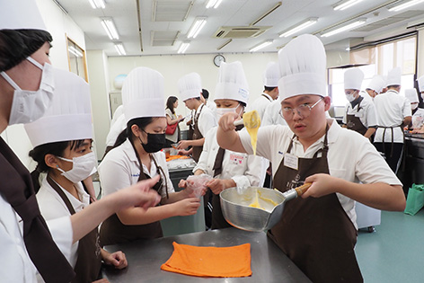 【国際製菓専門学校　高等課程】国際交流：タイ王国　チットラダー校の生徒訪日